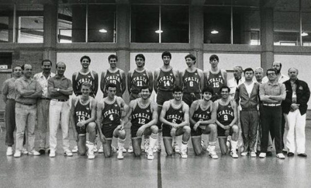 Nazionale Italiana maschile del 1987. Si riconoscono Faina, Villalta, Tonut, Costa, Magnifico, Carera, Rubini, Galleani, Bianchini, Morandotti, Montecchi, Riva, Gentile, Iacopini, Brunamonti. 